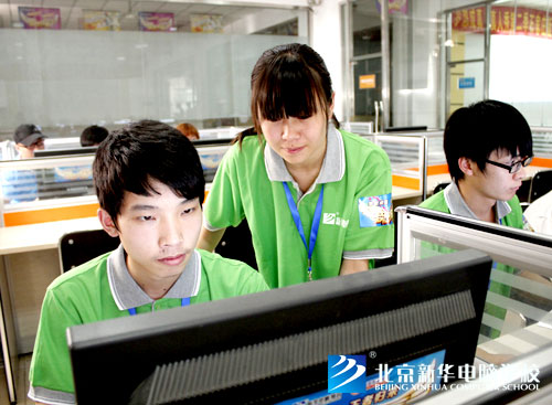 绿队的同学们在讨论