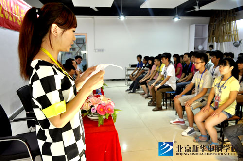 新生代表上台发言