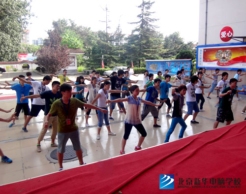 同学们自发学习太极