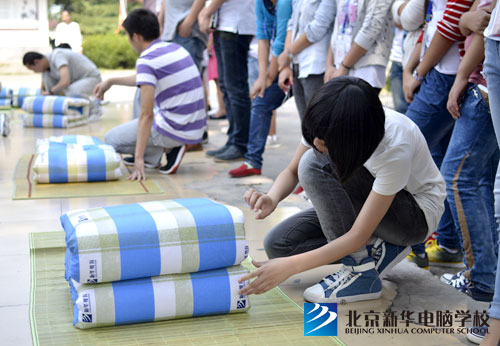 细心的修整被子的菱角