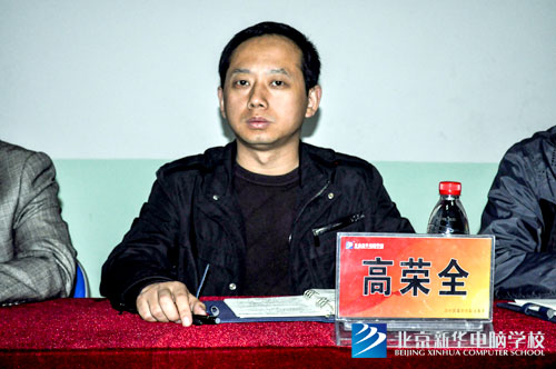 高助理与同学们交谈互动