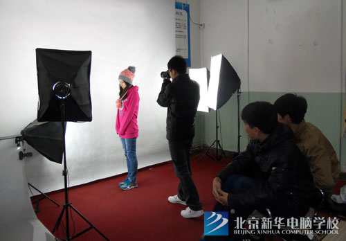 参赛小组在认真拍摄宝贝