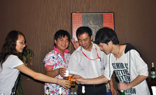 敬老班主任一杯酒