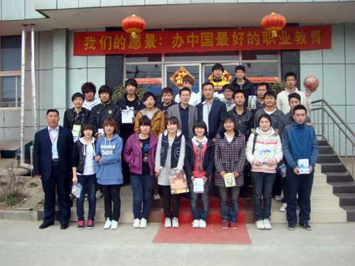 获奖运动员和领导合影