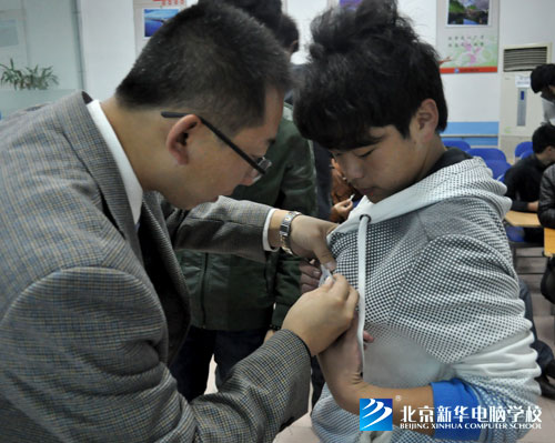 岳老师给学生佩戴胸章