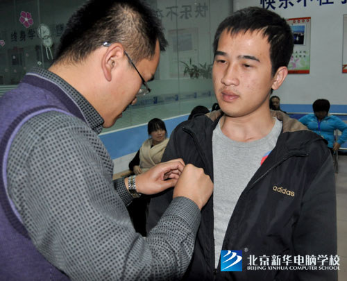 杨主任给学生佩戴胸章