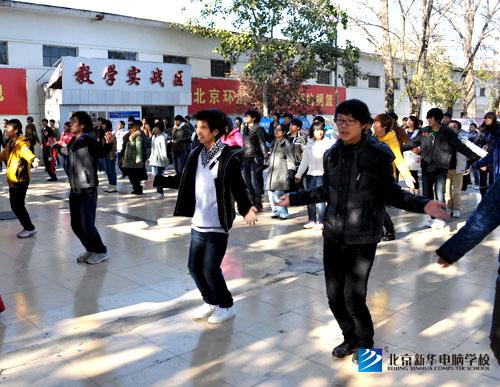 同学们跳骑马舞