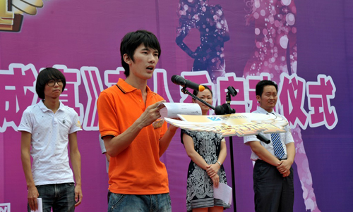 参赛选手代表陆黎明发言