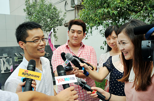 新华教育集团万直权部长接受各大媒体访问