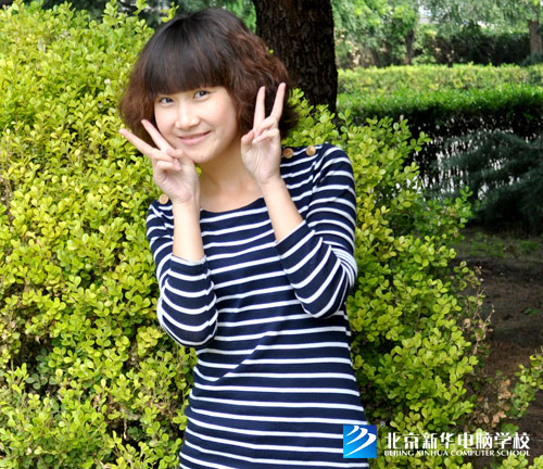 笑容甜美的她