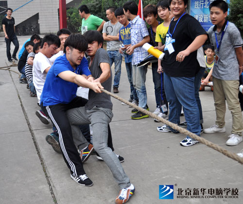 拔河比赛激烈进行中