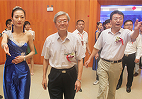 中国电子商务协会理事长张会生和沙旭沙总赶往会场